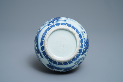 Een Chinese blauw-witte kalebasvaas met figuratief decor, Transitie periode