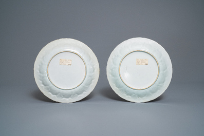 Trois assiettes en porcelaine de Chine en rouge de fer et dor&eacute; &agrave; d&eacute;cor d'une carrosse, Kangxi