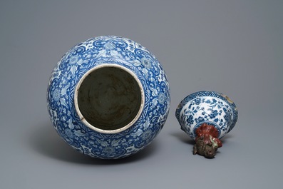 Een paar Chinese blauw-witte vazen met aardewerken deksels, Kangxi