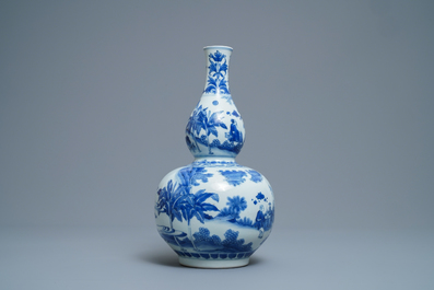 Een Chinese blauw-witte kalebasvaas met figuratief decor, Transitie periode