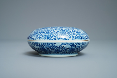 Une bo&icirc;te couverte en porcelaine de Chine en bleu et blanc, marque de Kangxi, 19&egrave;me