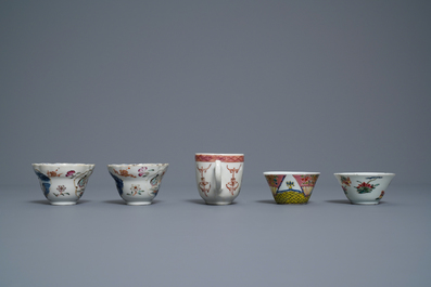 Cinq tasses et soucoupes et deux th&eacute;i&egrave;res en porcelaine de Chine famille rose, Yongzheng/Qianlong