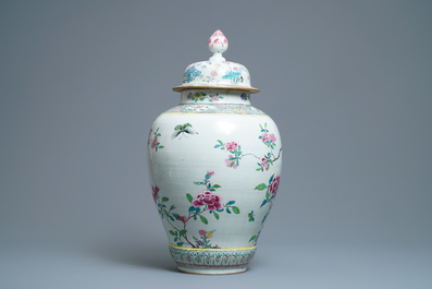 Un grand vase couvert en porcelaine de Chine famille rose, Yongzheng