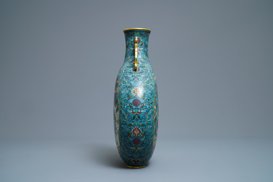 Een Chinese cloisonn&eacute; 'moonflask' vaas met herten en kraanvogels, Qianlong merk, 19e eeuw