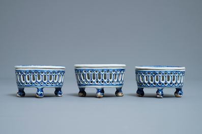 Trois salerons en porcelaine de Chine en bleu et blanc, Qianlong