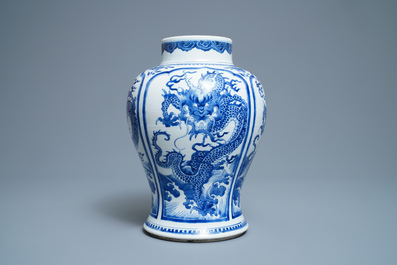 Een Chinese blauw-witte 'draken' vaas met houten deksel en voet, Kangxi