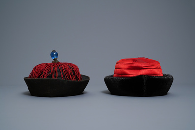 Drie Chinese hoeden van mandarijnse ambtenaren, Qing