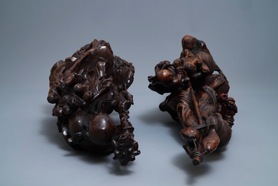 Deux grandes figures d'immortels en bois sculpt&eacute;, Chine, R&eacute;publique