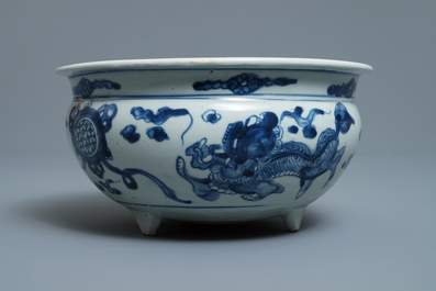 Un grand br&ucirc;le-parfum en porcelaine de Chine en bleu et blanc, Ming