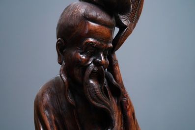 Deux grandes figures d'immortels en bois sculpt&eacute;, Chine, R&eacute;publique