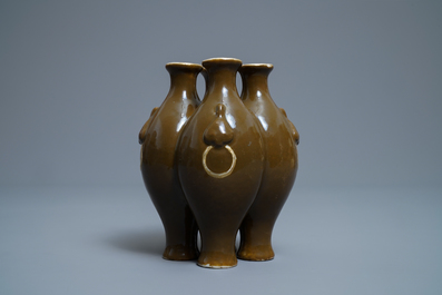 Een Chinese vierdelige bruin geglazuurde vaas, Qianlong merk, 19/20e eeuw