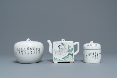 Une th&eacute;i&egrave;re et deux pots couverts en porcelaine de Chine qianjiang cai, 19/20&egrave;me