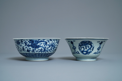 Cinq bols en porcelaine de Chine en bleu et blanc, Kangxi/Yongzheng