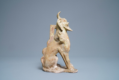 Une figure d'un esprit de terre en terre cuite &agrave; couverte souffl&eacute;, Sui (581-617)
