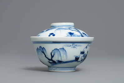 Een Chinese blauw-witte dekselkom, Yongzheng merk en periode