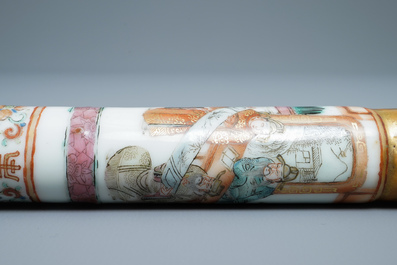 Une pipe &agrave; opium en porcelaine de Chine et sa pochette en soie brod&eacute;e, 19&egrave;me