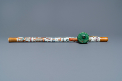 Une pipe &agrave; opium en porcelaine de Chine et sa pochette en soie brod&eacute;e, 19&egrave;me