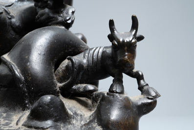 Un grand groupe en bronze figurant Guanyin &agrave; l'enfant sur un rocher, Chine, Ming