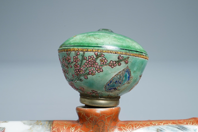 Une pipe &agrave; opium en porcelaine de Chine et sa pochette en soie brod&eacute;e, 19&egrave;me