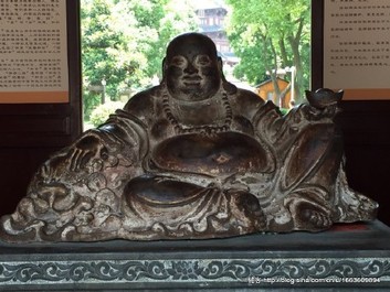 Een grote Chinese gietijzeren figuur van Guanyin met opschrift op de rug, Ming/Qing