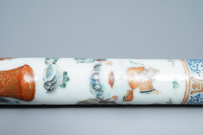 Une pipe &agrave; opium en porcelaine de Chine et sa pochette en soie brod&eacute;e, 19&egrave;me