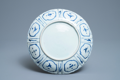 Een Chinese blauw-witte kraakporseleinen schotel in lotusvorm met herten, Wanli