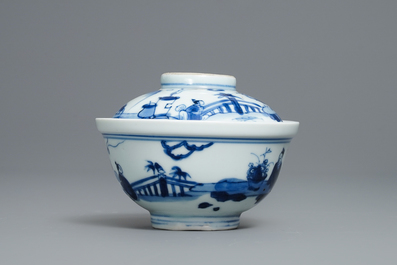 Un bol couvert en porcelaine de Chine en bleu et blanc, marque et &eacute;poque de Yongzheng