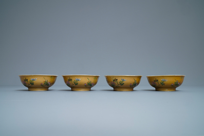 Quatre bols en porcelaine de Chine famille rose &agrave; fond caf&eacute;-au-lait, marque et &eacute;poque de Daoguang