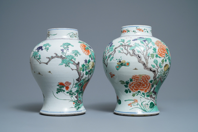 Une paire de vases en porcelaine de Chine famille verte, Kangxi
