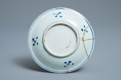 Une coupe en porcelaine de Chine en bleu, blanc et rouge restaur&eacute;e au kintsugi, Tianqi