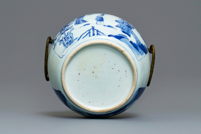 Een Chinese blauw-witte kom met bronzen monturen, Kangxi