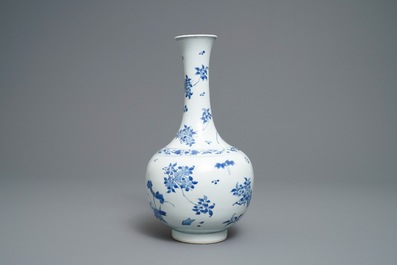 Un vase de forme bouteille en porcelaine de Chine en bleu et blanc &agrave; d&eacute;cor floral, &eacute;poque Transition