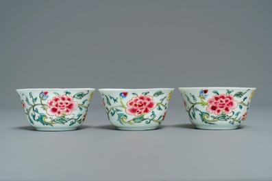 Een Chinees famille rose 15-delig theeservies met floraal decor, Qianlong