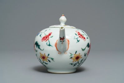 Un service &agrave; th&eacute; en porcelaine de Chine famille rose, Qianlong