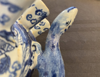 Une paire de tulipi&egrave;res en fa&iuml;ence dans le style de Delft en bleu et blanc, Samson, France, 19&egrave;me