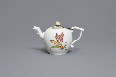 Een Meissen porseleinen theepot met floraal decor, Duitsland, 18e eeuw