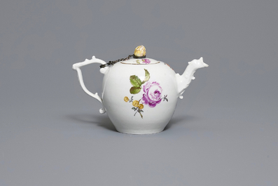 Une th&eacute;i&egrave;re en porcelaine de Meissen &agrave; d&eacute;cor floral, Allemagne, 18&egrave;me