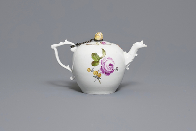 Een Meissen porseleinen theepot met floraal decor, Duitsland, 18e eeuw