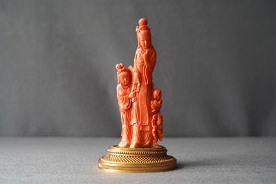 A Chinese carved red coral group of a lady and a girl, 19/20th C.