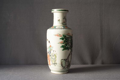 Un vase de forme rouleau en porcelaine de Chine famille verte, Kangxi