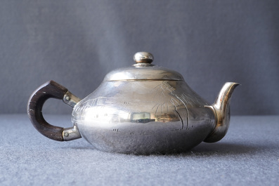 Een Chinese zilveren theepot met deksel, zegelmerk, 19/20e eeuw