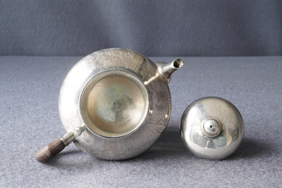 A Chinese silver teapot and cover, impressed mark, 19/20th C.