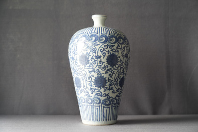 Un vase imp&eacute;rial de forme meiping en porcelaine de Chine bleu et blanc, marque et &eacute;poque de Wanli