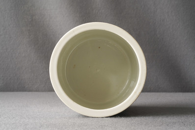 Un pot &agrave; pinceaux en porcelaine de Chine qianjiang cai, sign&eacute; Tan Yin Jie, dat&eacute; 1875-1884