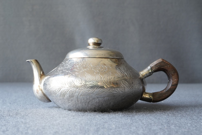 A Chinese silver teapot and cover, impressed mark, 19/20th C.