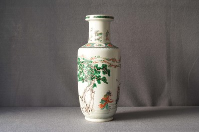 Un vase de forme rouleau en porcelaine de Chine famille verte, Kangxi