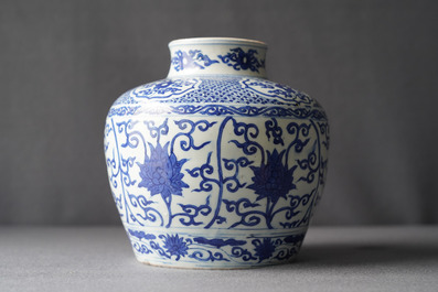 Un vase en porcelaine de Chine en bleu et blanc, dat&eacute; 1587, marque et &eacute;poque de Wanli