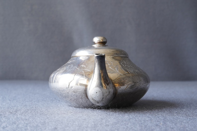 Een Chinese zilveren theepot met deksel, zegelmerk, 19/20e eeuw