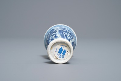 Dix tasses, un bol et un bol sur piedouche en porcelaine de Chine en bleu et blanc, &eacute;paves Hatcher et Vung Tao, &eacute;poque Transition et Kangxi
