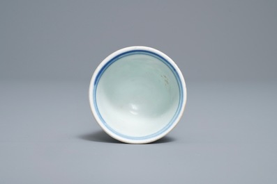 Dix tasses, un bol et un bol sur piedouche en porcelaine de Chine en bleu et blanc, &eacute;paves Hatcher et Vung Tao, &eacute;poque Transition et Kangxi